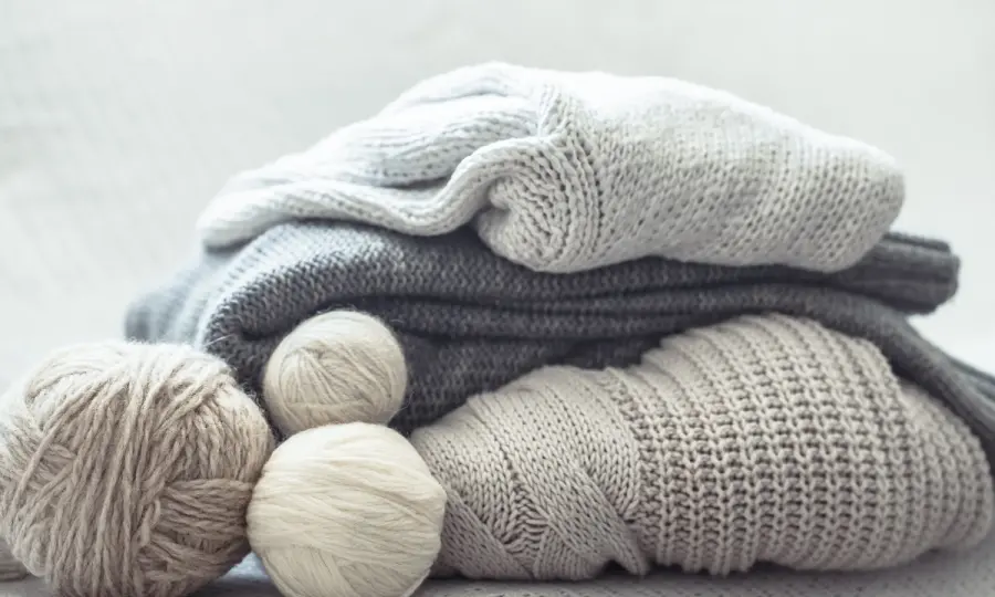 Il caldo abbraccio del cashmere, stole, sciarpe e mantelle per il nostro inverno all'aria aperta