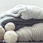 Il caldo abbraccio del cashmere, stole, sciarpe e mantelle per il nostro inverno all'aria aperta
